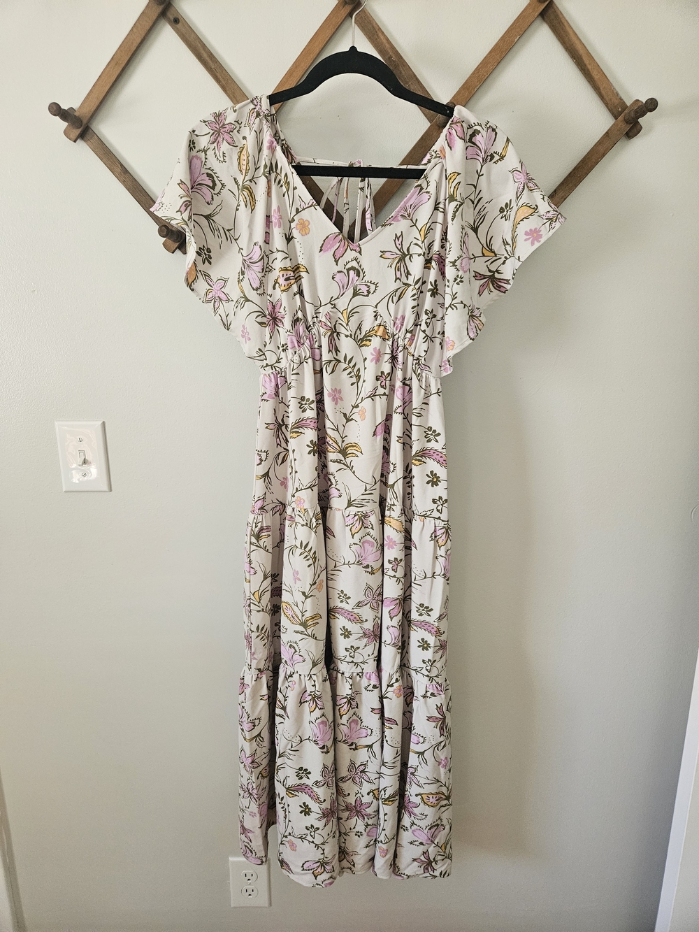 NWT Market And Spruce Floral V-Neck Midi Dress in Light Cream and Pink